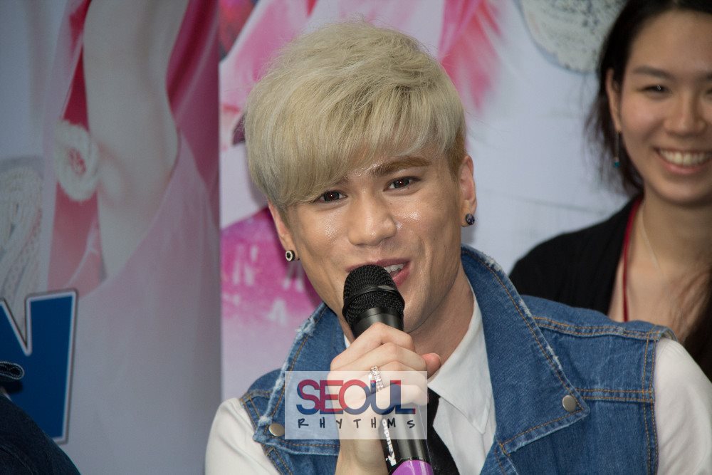 Lunafly 54, press con, 100513